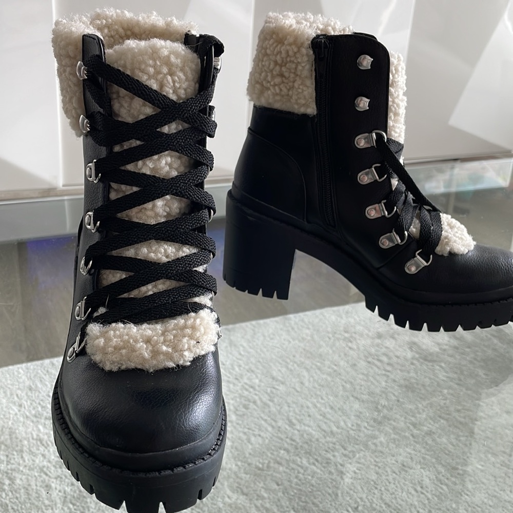 Black boots with heel and fur - never worn